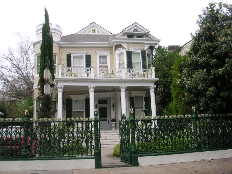 CORNSTALK FENCE HOTEL